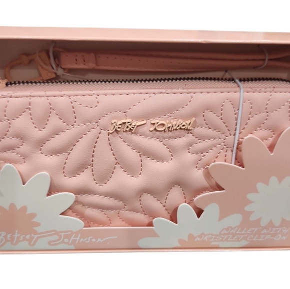 🩷🔹Betsey Johnson 🔹 Quilted Flowers Coral Pink Zip All Around Wristlet Wallet - Picture 5 of 7